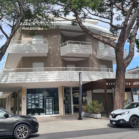 Residence Gallo - Walterigato Apartments Per Solo Famiglie Lido di Jesolo Eksteriør billede